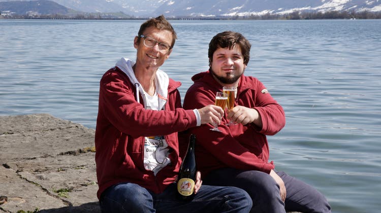 Der Geschäftsführer der Brauerei Seebueb Ueli Merz, links, und sein Braumeister Matthias Bosshard stossen mit ihrem neuen Seemeitli-Bier an. (Sabine Rock)