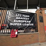 Ein Banner gegen die Super League vor dem Anfield Stadium in Liverpool. (Bild: Jon Super/AP)