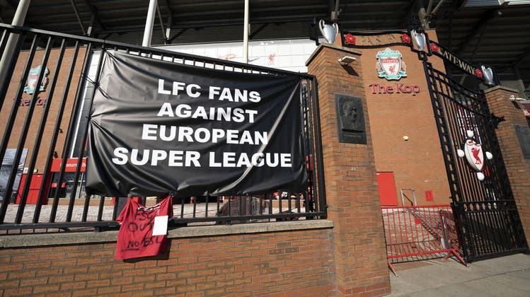 Ein Banner gegen die Super League vor dem Anfield Stadium in Liverpool. (Bild: Jon Super/AP)