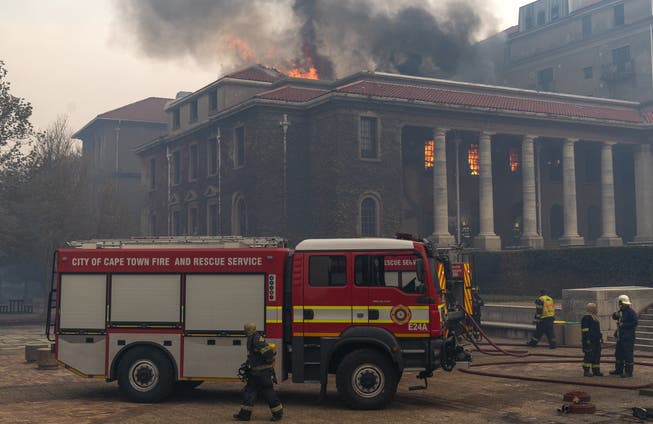 Feuer in der Universität Kapstadt: Historische Gebäude sind den Flammen bereits zum Opfer gefallen.