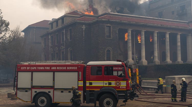 Feuer in der Universität Kapstadt: Historische Gebäude sind den Flammen bereits zum Opfer gefallen. (Nic Bothma / EPA)