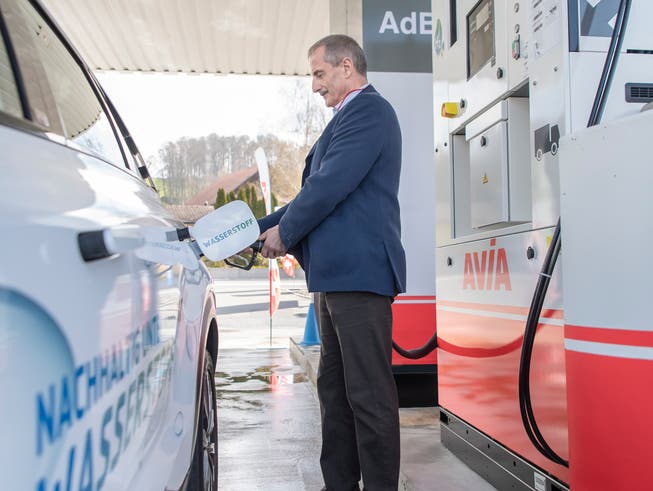 Die erste Wasserstofftankstelle von Avia in der Zentralschweiz steht in Geuensee. Urs Schmidli, CEO der Tankstellenbesitzerin Schätzle AG, beim Betanken eines mit Wasserstoff betriebenen Autos.