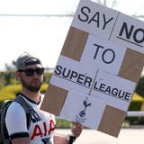 Ein Tottenham-Fan protestiert gegen die geplante europäische Super League. (Keystone)
