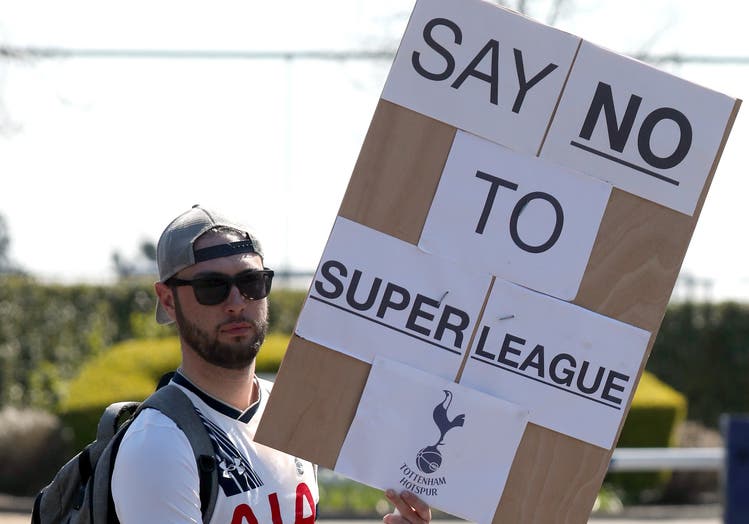 Ein Tottenham-Fan protestiert gegen die geplante europäische Super League. 