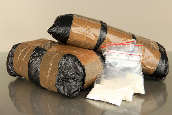 Bei einer Zugkontrolle haben Behörden im Tessin zwei ausländische Drogenkuriere mit 3 Kilogramm Heroin geschnappt. (Symbolbild)