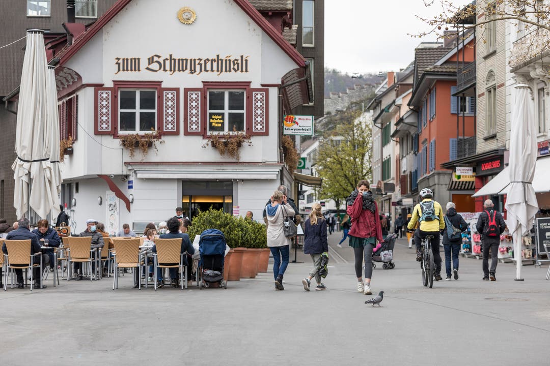 Beim Restaurant Schwyzerhüsli an der Badstrasse sind die Tische gut besetzt. 