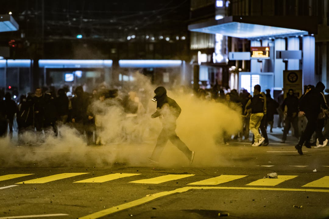 Auf der St.Leonhard-Strasse setzt die Polizei Tränengas ein. 