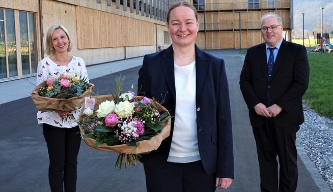 Der Präsident der Evangelisch-reformierten Kirchgemeinde, Michael Berger, gratuliert Pfarrerin Nanette Rüegg (Mitte) und Caroline Winter-Kopp mit einem Blumenstrauss zur Wahl.