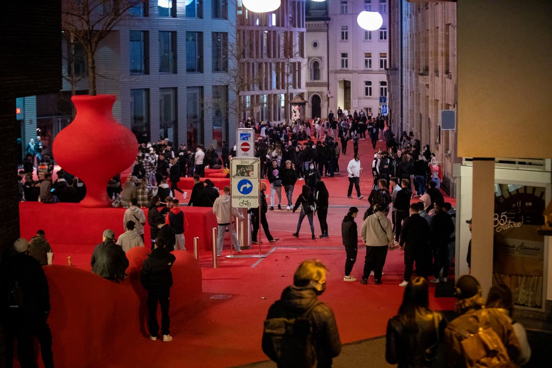 Rund 1000 Jugendliche versammelten sich am Freitagabend beim Roten Platz in der Stadt St.Gallen. Kurz nach 21 Uhr eskalierte die Situation.