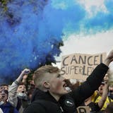 Demonstrationen vor dem Chelsea-Stadion in London. (Neil Hall / EPA)