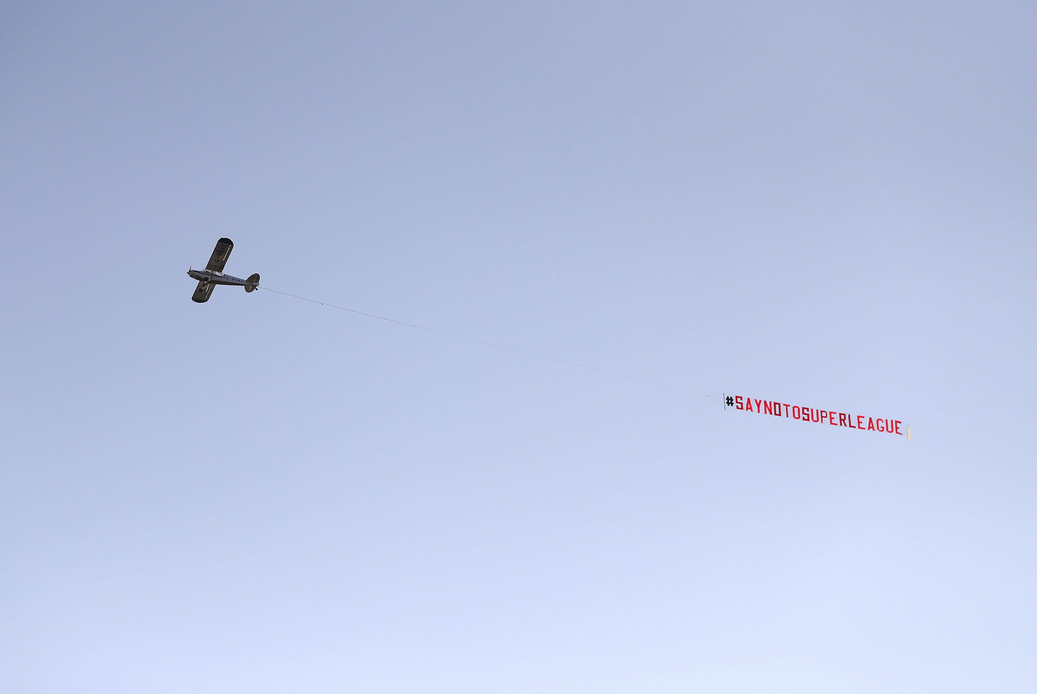 Ein Flugezeug mit einem "Sagt nein zur Super League"-Banner fliegt vor der Partie über das Stadion.
