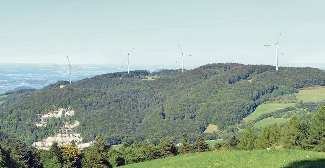 Die Visualisierung – hier der Blick über das Gebiet ins Fricktal im Hintergrund – zeigt, wie die fünf Windenergieanlagen dereinst aussehen könnten.