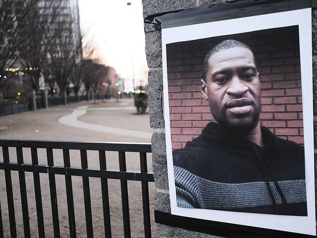 Ein Bild von George Floyd ist an einem Pfeiler angebracht. Hauptangeklagter im Prozess um den getöteten Afroamerikaners ist der Ex-Polizist Derek Chauvin. 