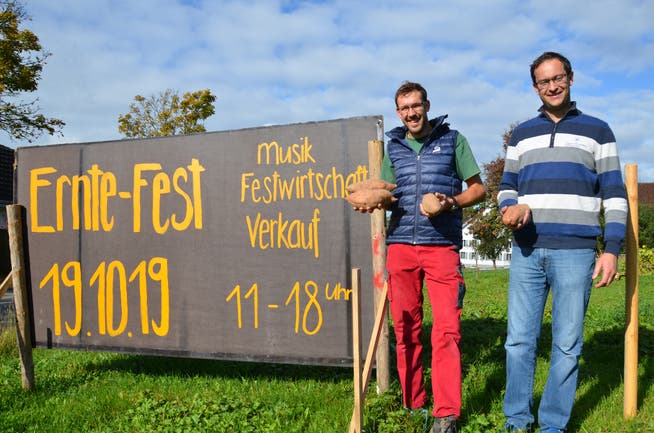 Die Cousins Sebastian und Christoph Hagenbuch gehören zu den Süsskartoffelpionieren in der Schweiz. Um ihre Süsskartoffeln vor dem Kompost zu bewahren, wenn sie den strengen Normen der Grossverteiler nicht genügen, organisierten sie 2019 ein Erntefest mit Direktverkauf.
