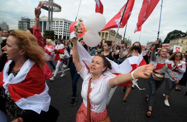 An der grossen Frauendemonstration im vergangenen Jahr wurde auch eine St. Gallerin verhaftet. Nun hat Bundesrat Cassis mit seinem Weissrussischen Amtskollegen über sie gesprochen. (Symbolbild)