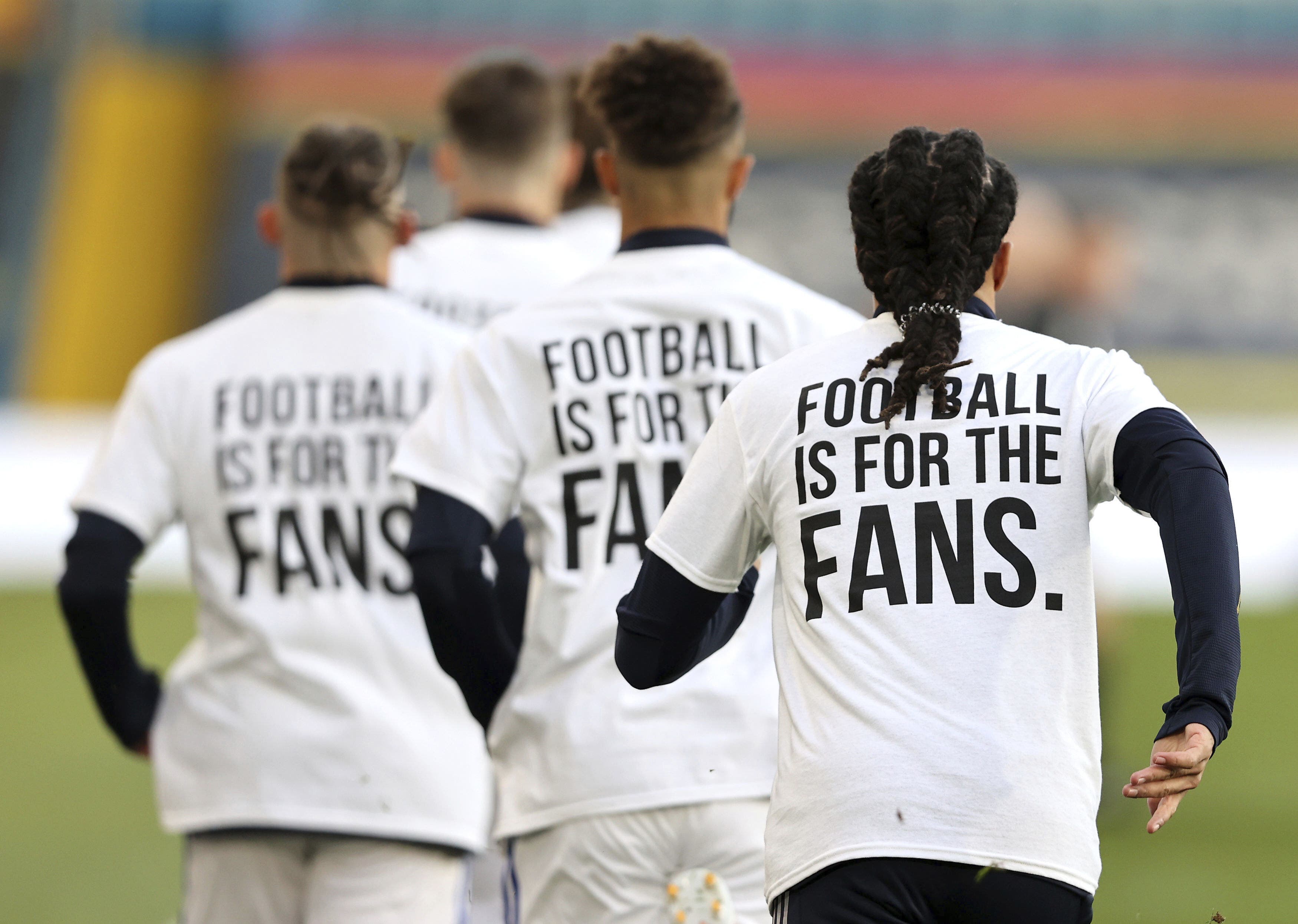 Beim Warmlaufen trugen die Leeds-Spieler Shirts, auf denen auf dem Rücken die Aufschrift "Fussball ist für die Fans" gedruckt ist. 