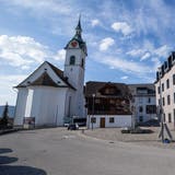 Walchwil: Katholische Pfarrkirche Walchil, ganz rechts das Gemeindehaus. (Bild: Stefan Kaiser (zug 25. März 2021) / Luzerner Zeitung)