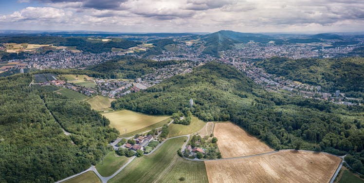 Eine Luftaufnahme der Baldegg in Baden mit dem Wasserturm in der Mitte. 
