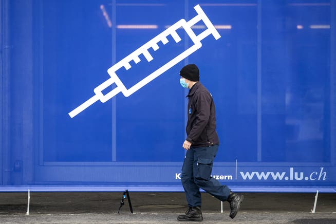 Ein Transparent mit einer Spritze vor dem Impfzentrum auf dem Areal der Messe Luzern.