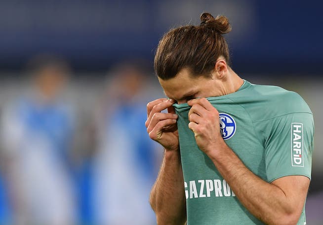 Riesige Enttäuschung: Benjamin Stambouli versteckt sein Gesicht nach dem Schlusspfiff als der vierte Schalker Abstieg feststeht.