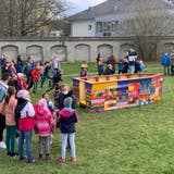 Die Kinder und Jugendlichen mit der kunterbunten Arche Noah im Garten des Pfarreizentrums Klösterli. (Bild: PD)