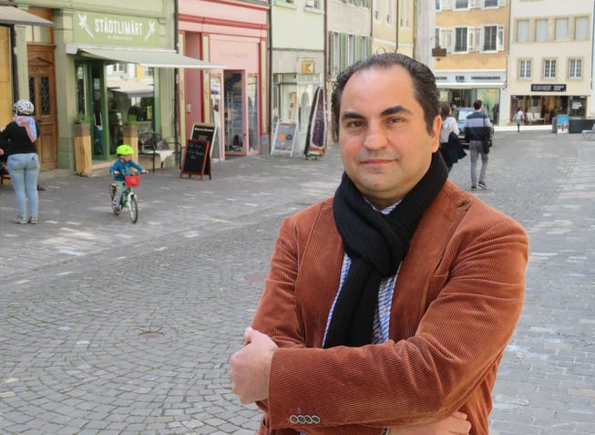 Der Bremgarter Vincenzo Scilingo wohnt in der Altstadt mit Blick auf die Marktgasse und den Städtlimärt (im Hintergrund).