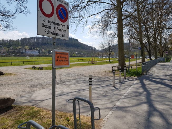 Der Parkplatz bei der Badi im Aarauer Schachen ist seit Montag gesperrt.