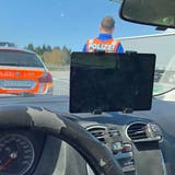 Das Tablet behinderte die Sicht des Fahrers. (Bild: Luzerner Polizei (Emmenbrücke, 20. April 2021))
