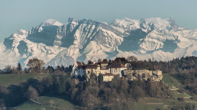 Lenzburg - Schloss vor den Glarner Alpen - Kamerastandort Auenstein (Hansulrich Rey)