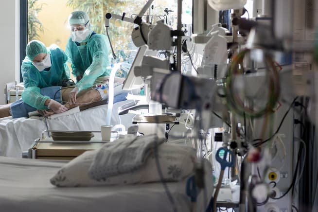 Pflegekräfte in Neuchâtel behandeln einen Covid-Patienten (März 2020).