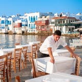 Wenn man schon nicht dahin reisen kann, dann sollte man sich Griechenland zumindest mal auf den Teller holen. Es schmeckt köstlich. (Alamy)