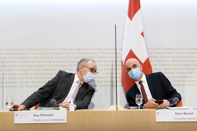 «Sieht er denn aus wie ein Diktator?» Bundespräsident Guy Parmelin (links) nahm seinen Bundesrats-Kollegen Alain Berset charmant in Schutz gegen die Angriffe der SVP.