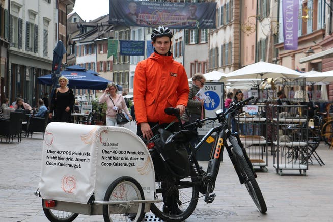 Zivildienstleistender Nicola Lucini bringt als Velokurier für Öko-Job Liestal Einkäufe aus der Rheinfelder Altstadt zu den Kunden.