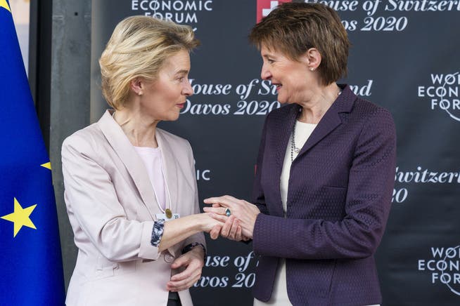 Die damalige Bundespräsidentin Simonetta Sommaruga begrüsst im Januar 2020 am WEF in Davos EU-Kommissionspräsidentin Ursula von der Leyen.