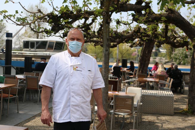 Richard Graf, Inhaber und Geschäftsführer des gleichnamigen Cafés, freut sich, die Gäste wieder auf der Terrasse am Rheinufer in Rheinfelden begrüssen zu dürfen.