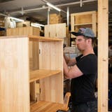 Grosse Nachfrage nach Holzprodukten: Möbelmontage in einer Schreinerei. (Bild: Christian Beutler/Keystone)