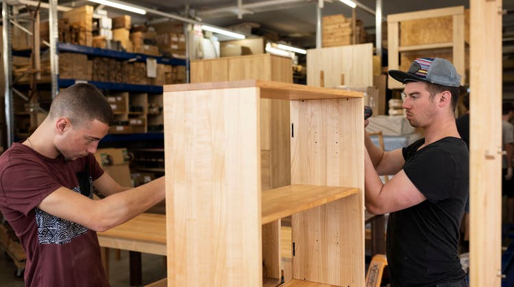 Grosse Nachfrage nach Holzprodukten: Möbelmontage in einer Schreinerei. (Bild: Christian Beutler/Keystone)