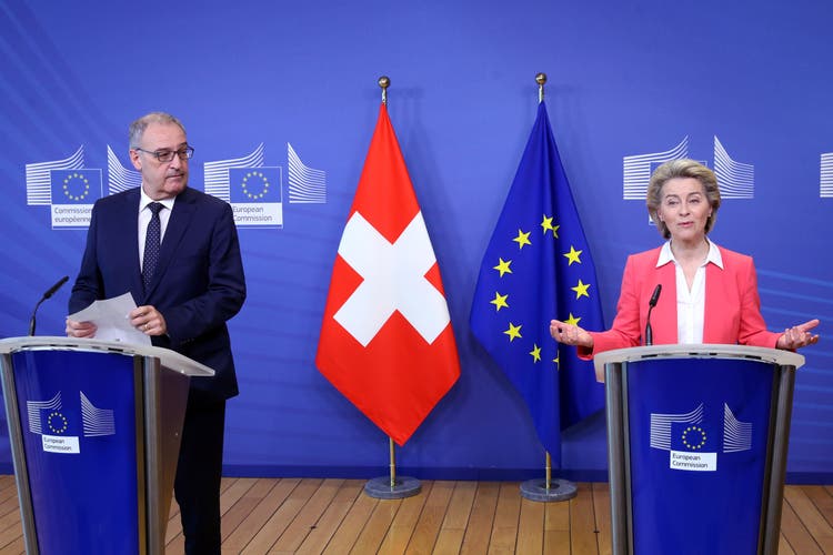 EU-Kommissionspräsidentin Ursula von der Leyen begrüsst Bundespräsident Guy Parmelin in Brüssel.