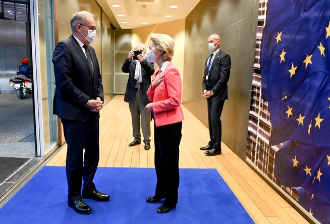 Kein Handshake, sondern Corona-Begrüssung: Ursula von der Leyen empfängt Guy Parmelin am EU-Hauptsitz in Brüssel.