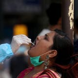In Indien gab es in den letzten Tagen sehr viele Neuansteckungen mit dem Coronavirus. Nun ist das Land neu auf der Risikoliste des Bundes. (Symbolbild) (Keystone)