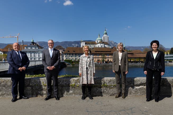 Der neue Regierungsrat ist komplett: Peter Hodel (l.) und Sandra Kolly (r.) gesellen sich zu Remo Ankli, Susanne Schaffner und Brigit Wyss.