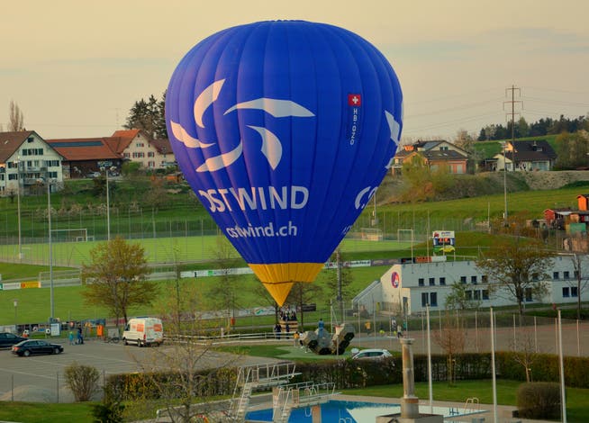 Momentaufnahme. Mit steigenden Temperaturen ist auch die Heissluftballonsaison gestartet. Am Samstagabend vollführte dieser Ballon eine Punktlandung neben dem Fussballplatz in Wittenbach.