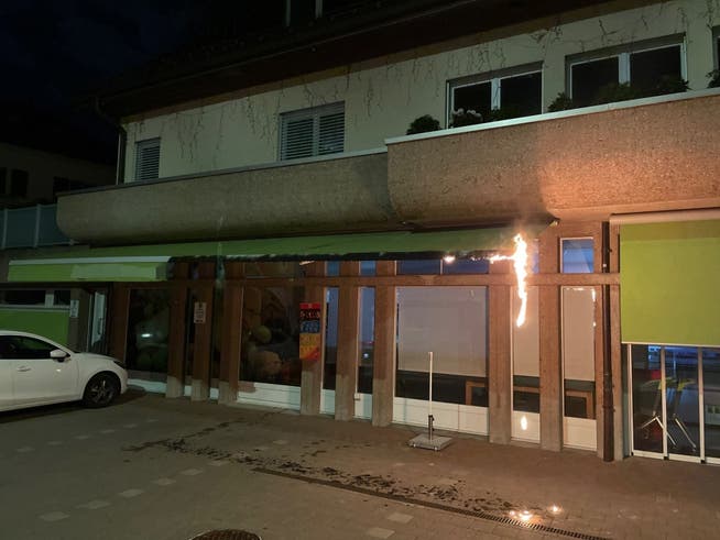 An der Guisanstrasse 95 stand in der Nacht auf Sonntag die Markise eines Lebensmittelgeschäfts in Flammen.