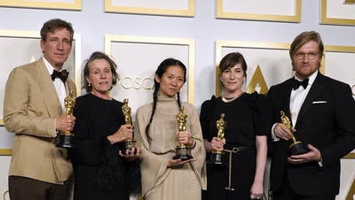 Chloé Zhao gewinnt als zweite Frau überhaupt den Regie-Oscar. (Foto: Chris Pizzello / Pool / EPA)