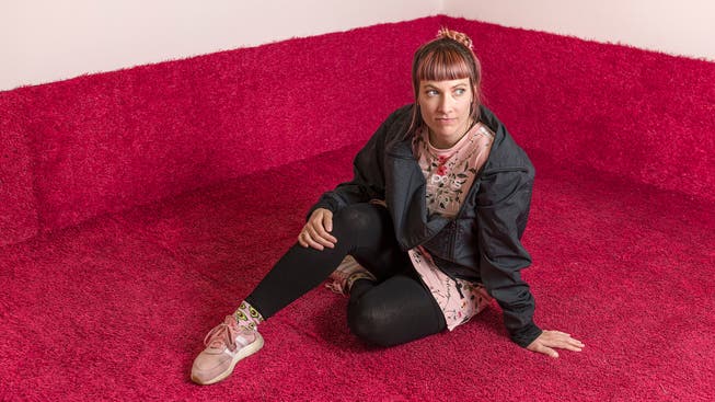 Sogar die Haare sind pink gefärbt: Künstlerin Nici Jost verdient ihr Geld mit einer Farbe.