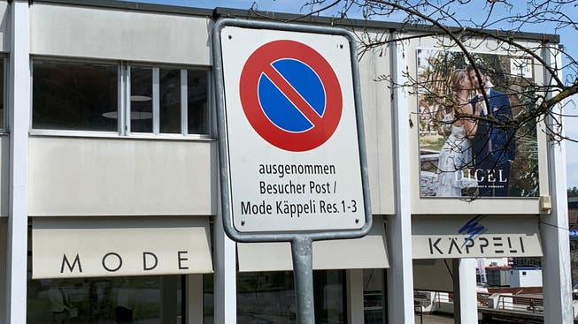 Am Tatort weisen mehrere Schilder darauf hin, dass Parkieren nur für Kunden der Post und Mode Käppeli erlaubt ist.