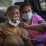 Eine Frau in Delhi wird mit Sauerstoff versorgt: In der indischen Hauptstadt und weiteren Metropolen gerät die Corona-Lage ausser Kontrolle. (Bild: Altaf Qadri / AP)