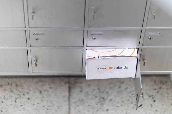 A Zalando parcel in a mail box, in Lucerne, Switzerland, on October 23, 2018. (KEYSTONE/Gaetan Bally)