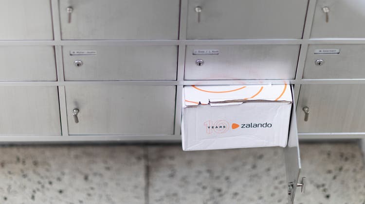 A Zalando parcel in a mail box, in Lucerne, Switzerland, on October 23, 2018. (KEYSTONE/Gaetan Bally) (Gaetan Bally / KEYSTONE)