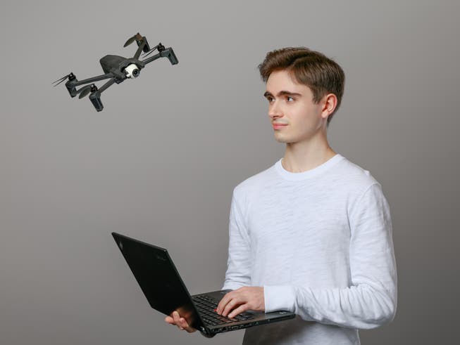 Dominic Rinderer mit seiner Drohne.